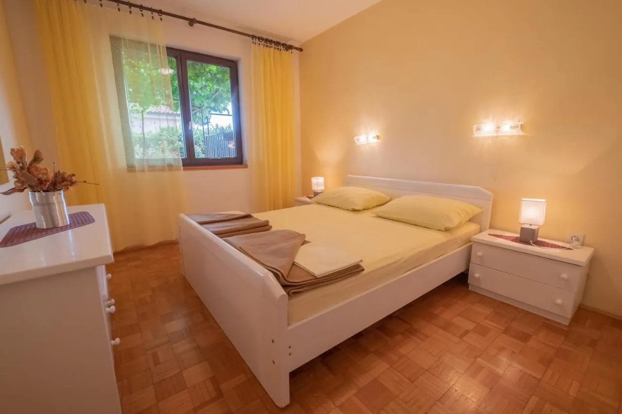 Cozy Apartment Near The Sea Novi Vinodolski 0*,